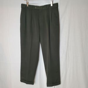 Slate Basic Pleated Green Dress Pants in a size